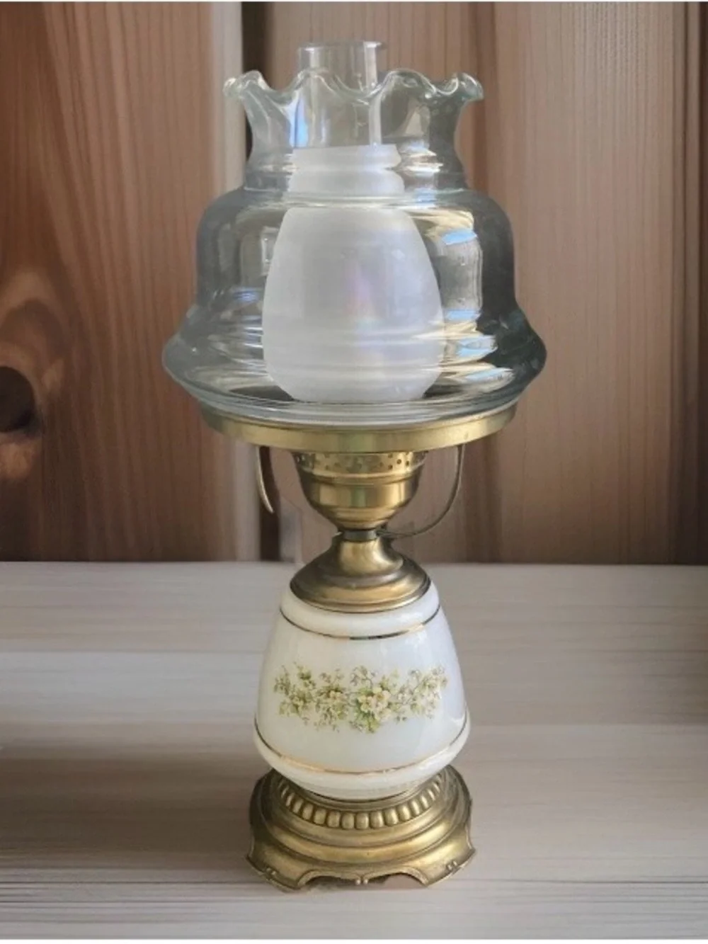 Vintage Quoizel Hurricane Lamp 3 way w/ruffled clear shade/frosted chimney. EUC